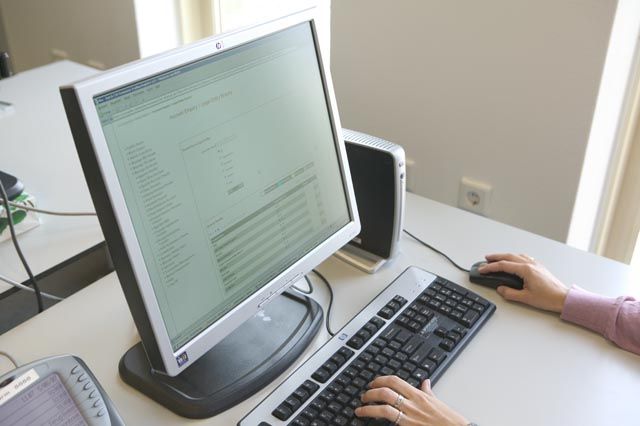 Beeldscherm van een computer met toetsenbord en muis